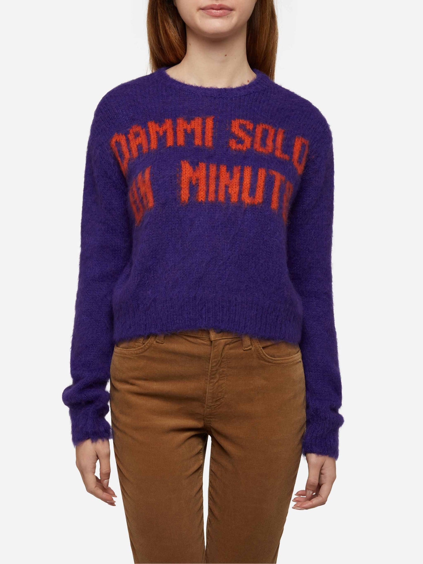 Woman crewneck soft crop sweater with Dammi solo un minuto embroidery