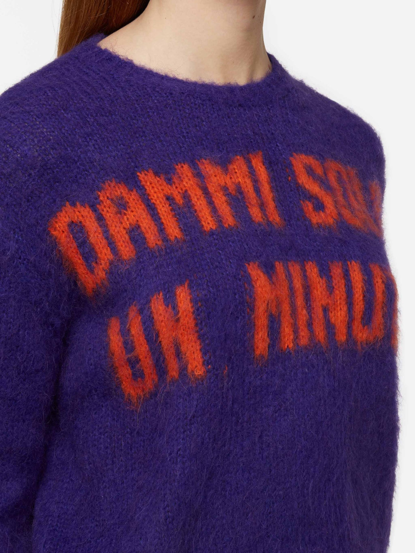 Woman crewneck soft crop sweater with Dammi solo un minuto embroidery