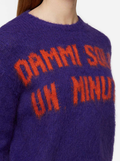 Woman crewneck soft crop sweater with Dammi solo un minuto embroidery