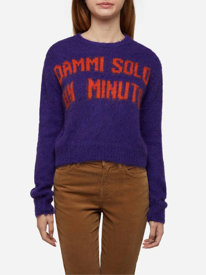 Woman crewneck soft crop sweater with Dammi solo un minuto embroidery
