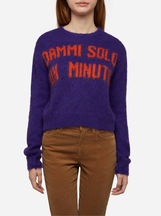 Woman crewneck soft crop sweater with Dammi solo un minuto embroidery